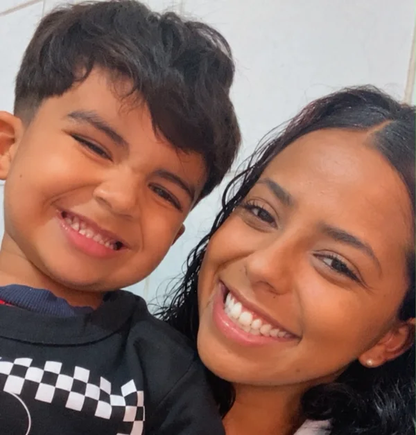 Raffael sorrindo ao lado da mãe, Ingrid